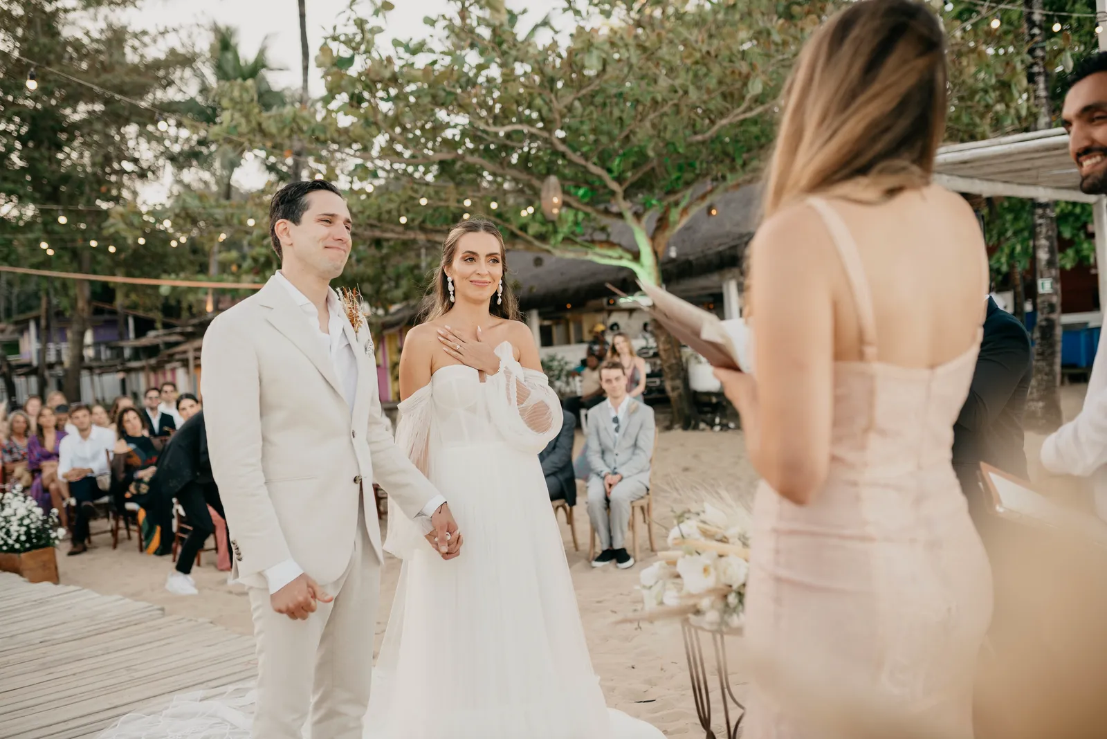 Celebrante conduzindo a cerimônia na areia
