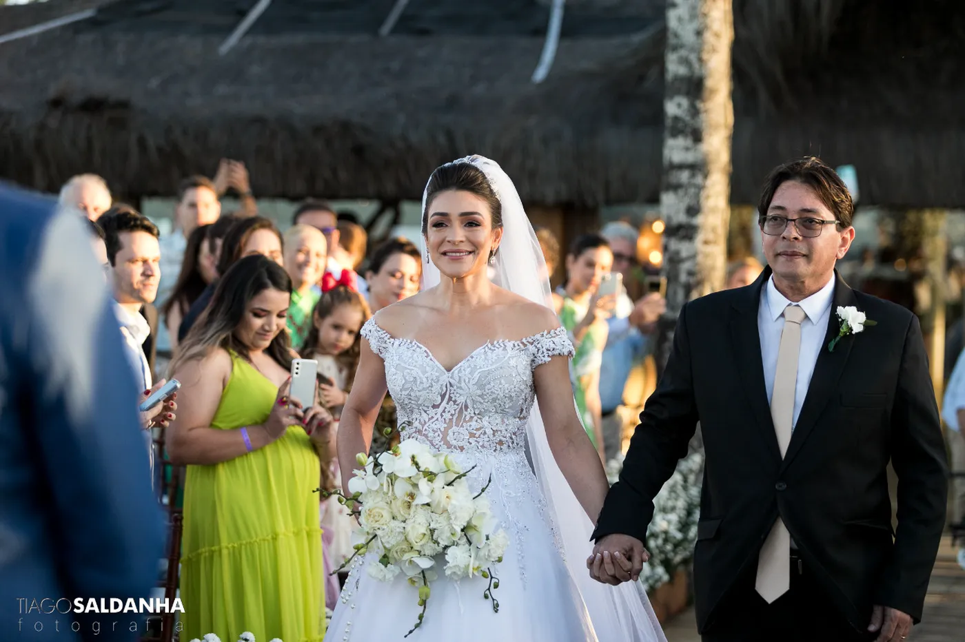 Noiva entrando na cerimônia acompanhada da família