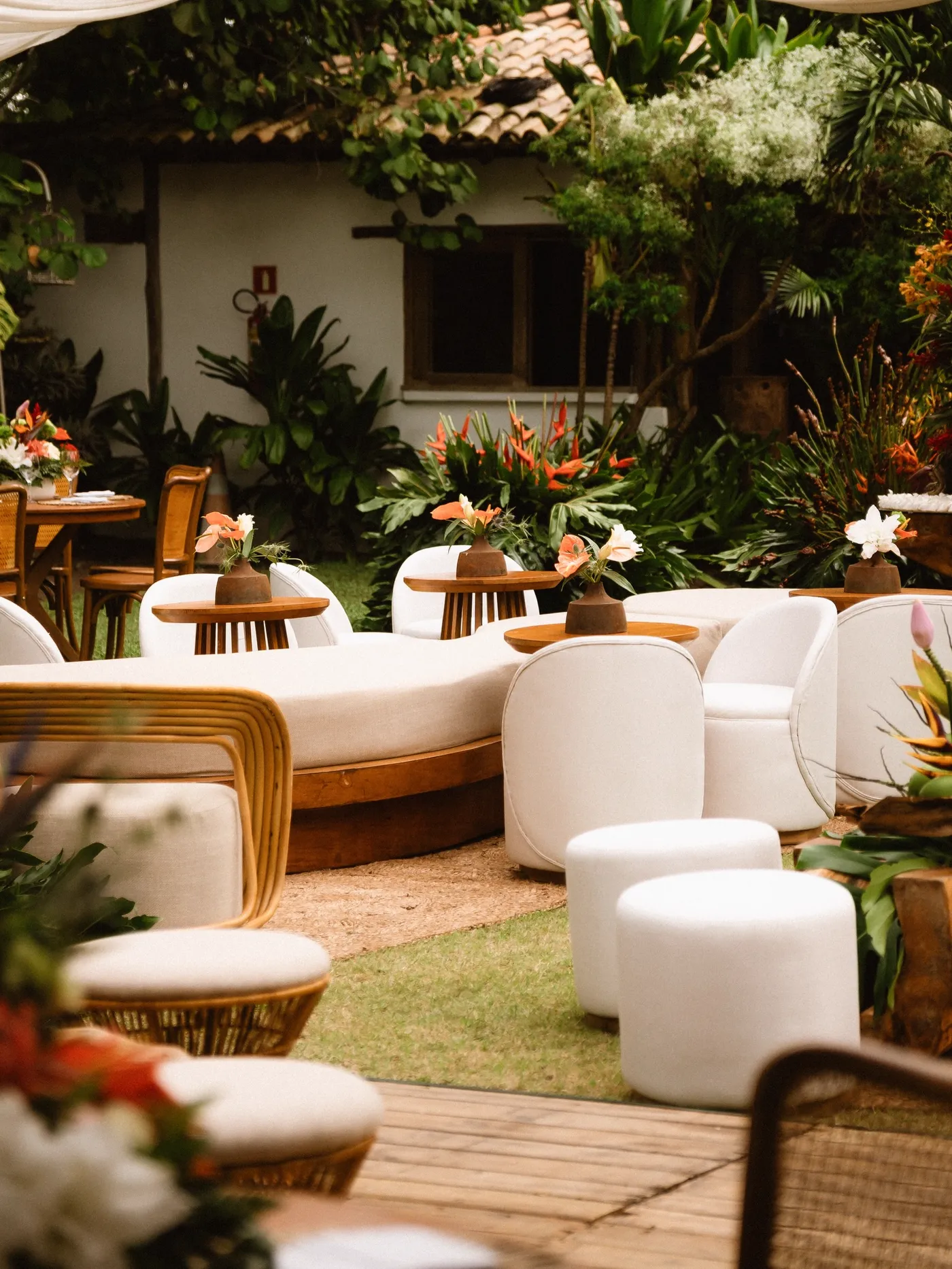 Lounge de festa montado no jardim, com flores tropicais
